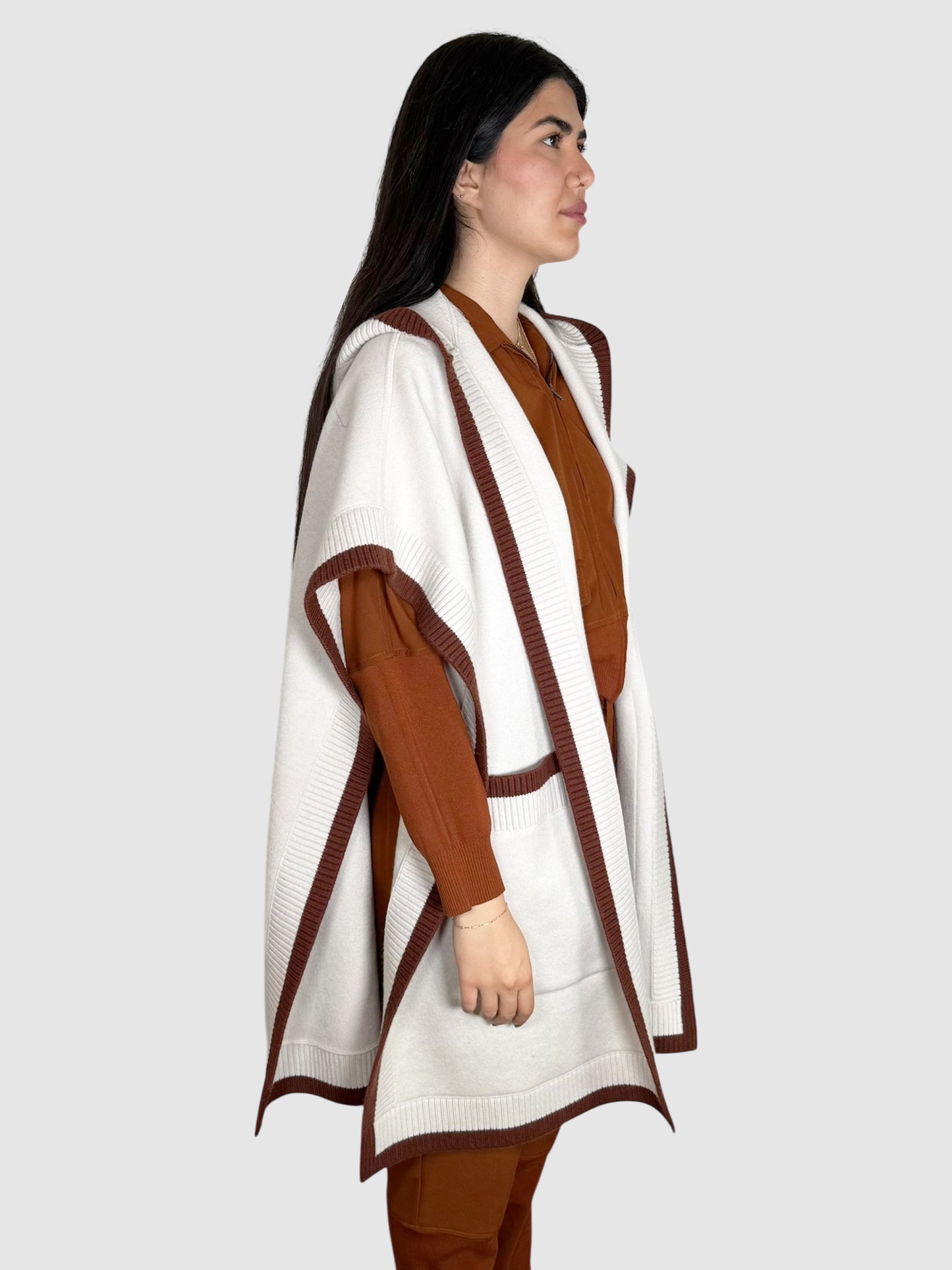 Carla Logo Cape