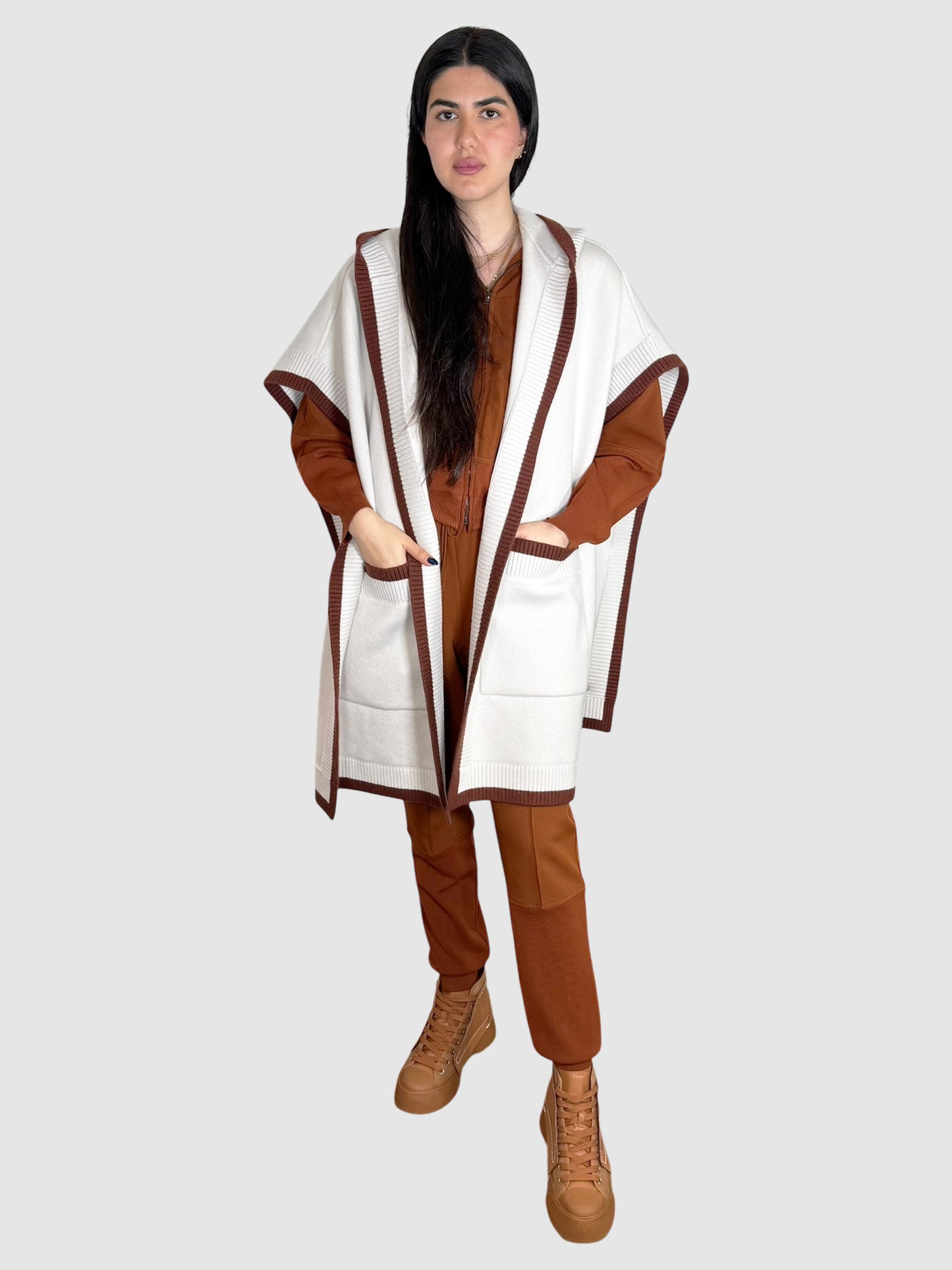 Carla Logo Cape