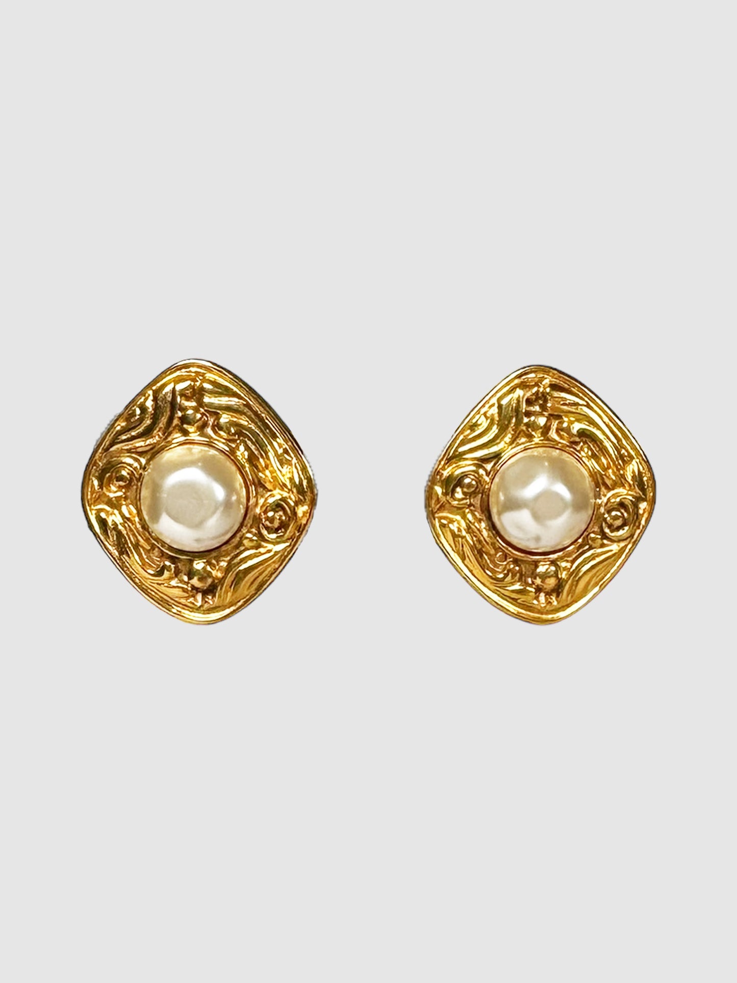 Chanel 1980 Baroque Pearl Gold-Plated Clip-On Earrings Consignment Secondhand Designer Luxury Resale Toronto Trendy