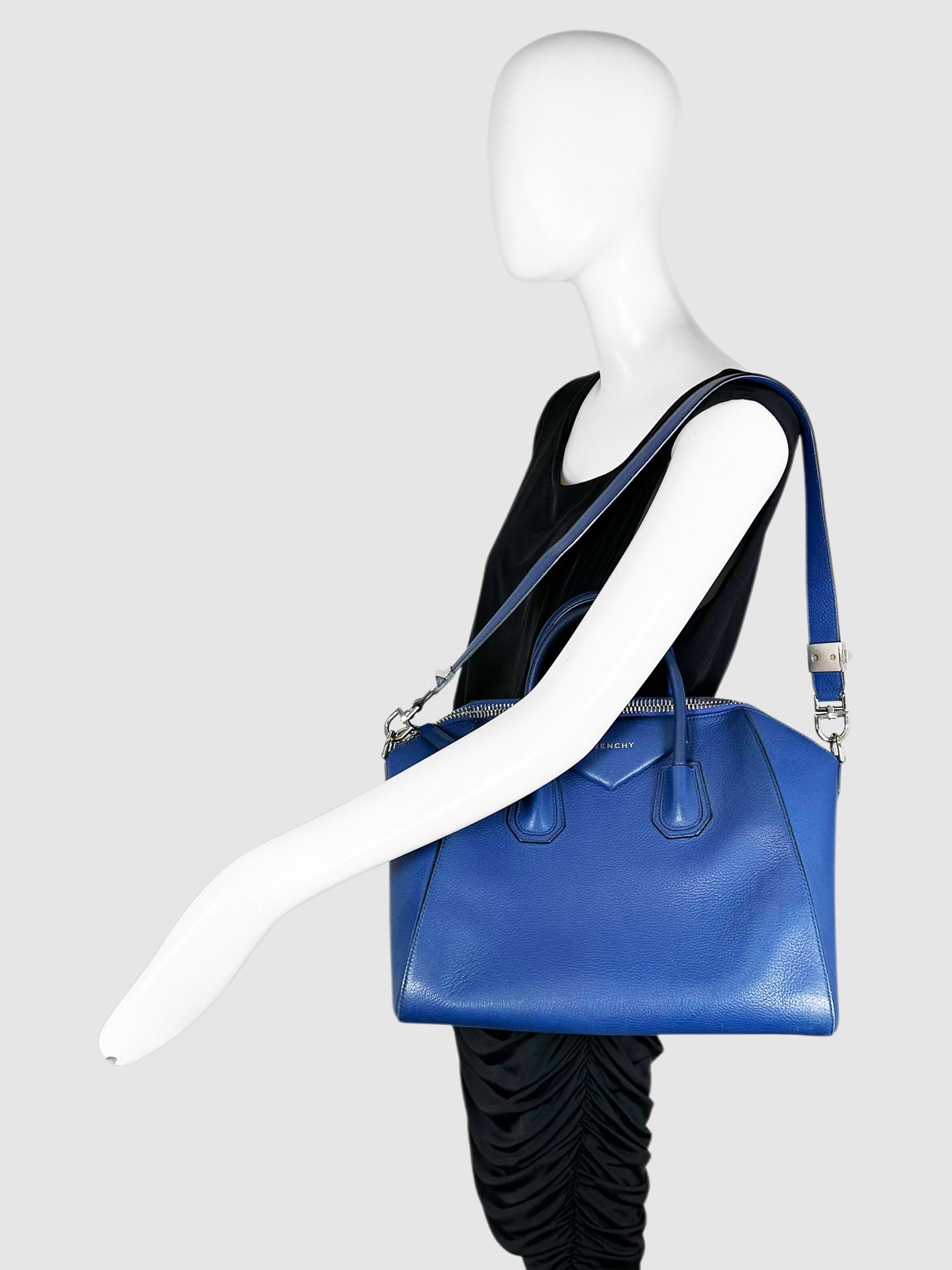 Medium Antigona Top Handle Bag