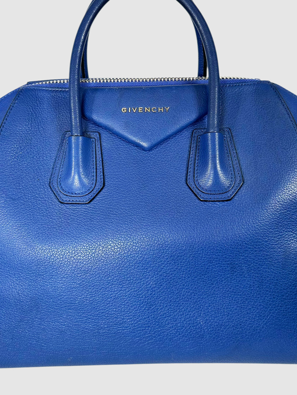 Medium Antigona Top Handle Bag