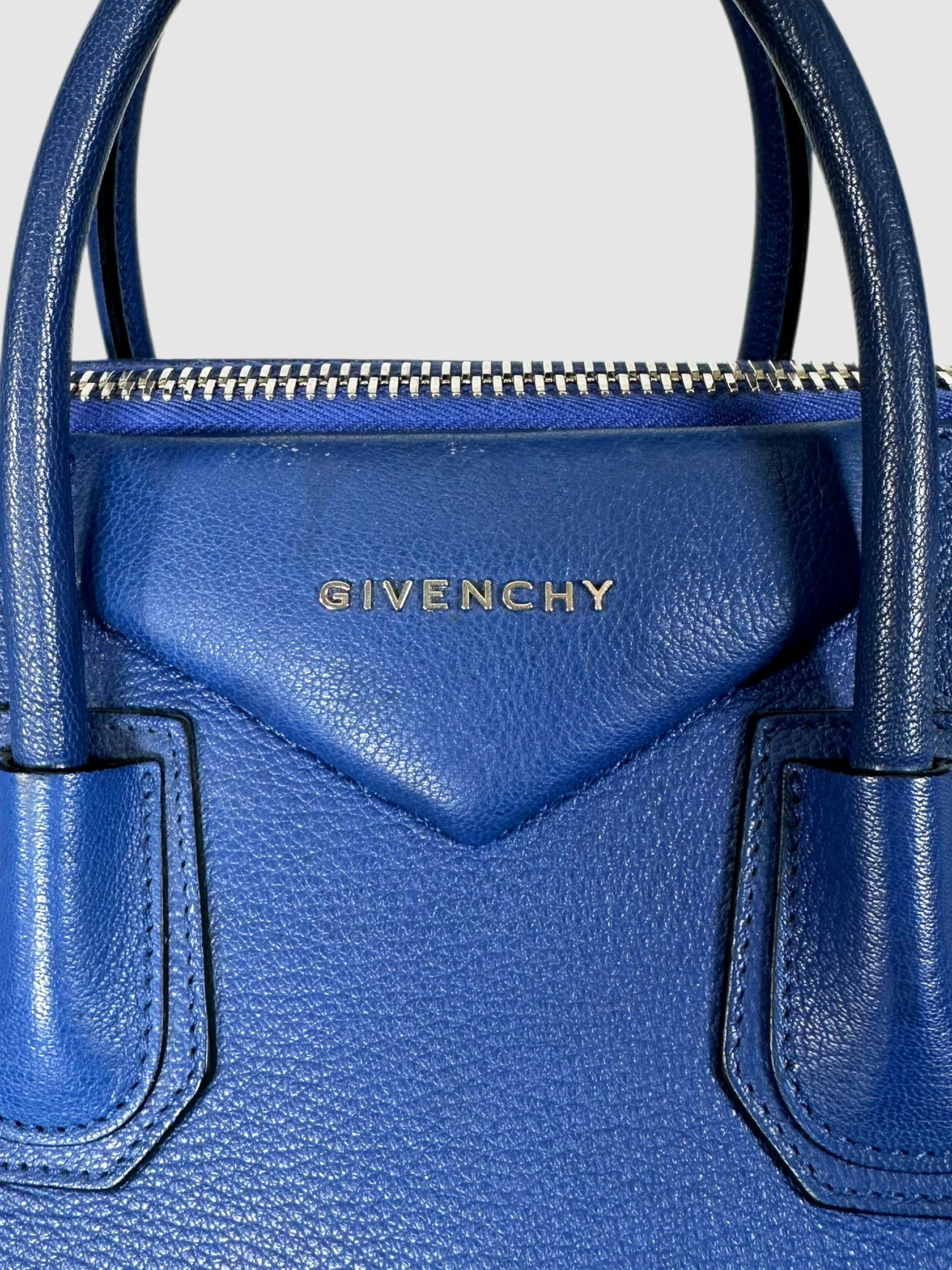 Medium Antigona Top Handle Bag