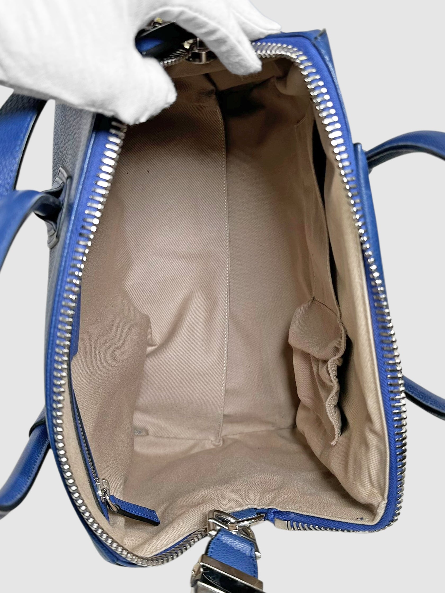 Medium Antigona Top Handle Bag