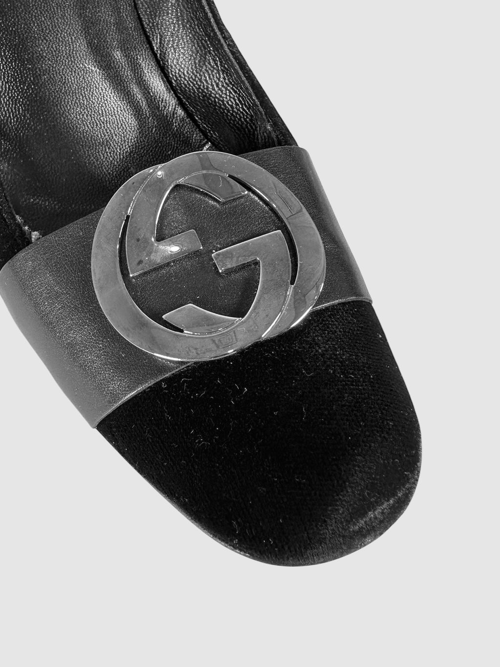 GG Logo Velvet Pumps