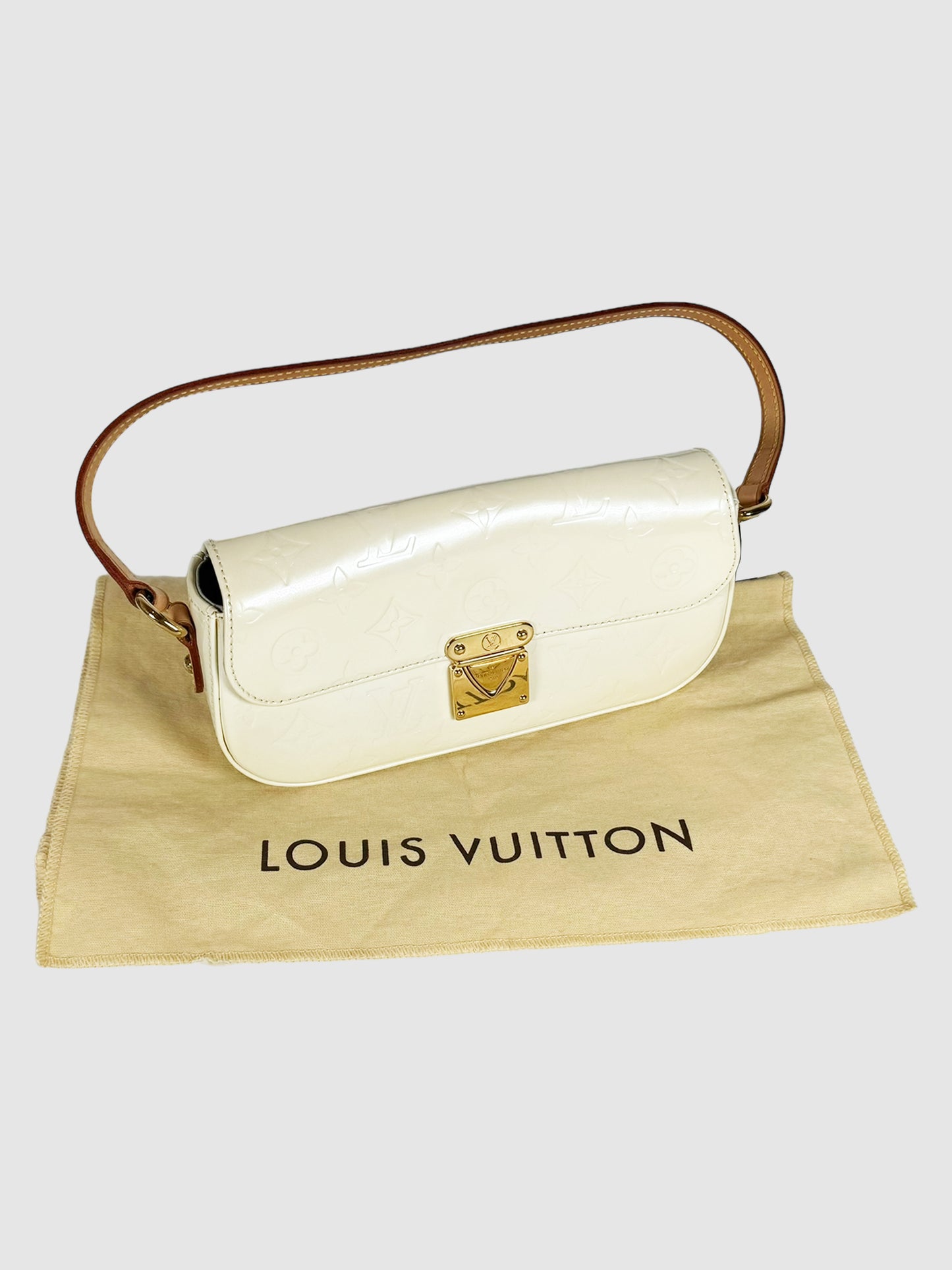 Louis Vuitton White Monogram Vernis Malibu Street Shoulder Bag Consignment Secondhand Designer Luxury Resale Toronto Trendy