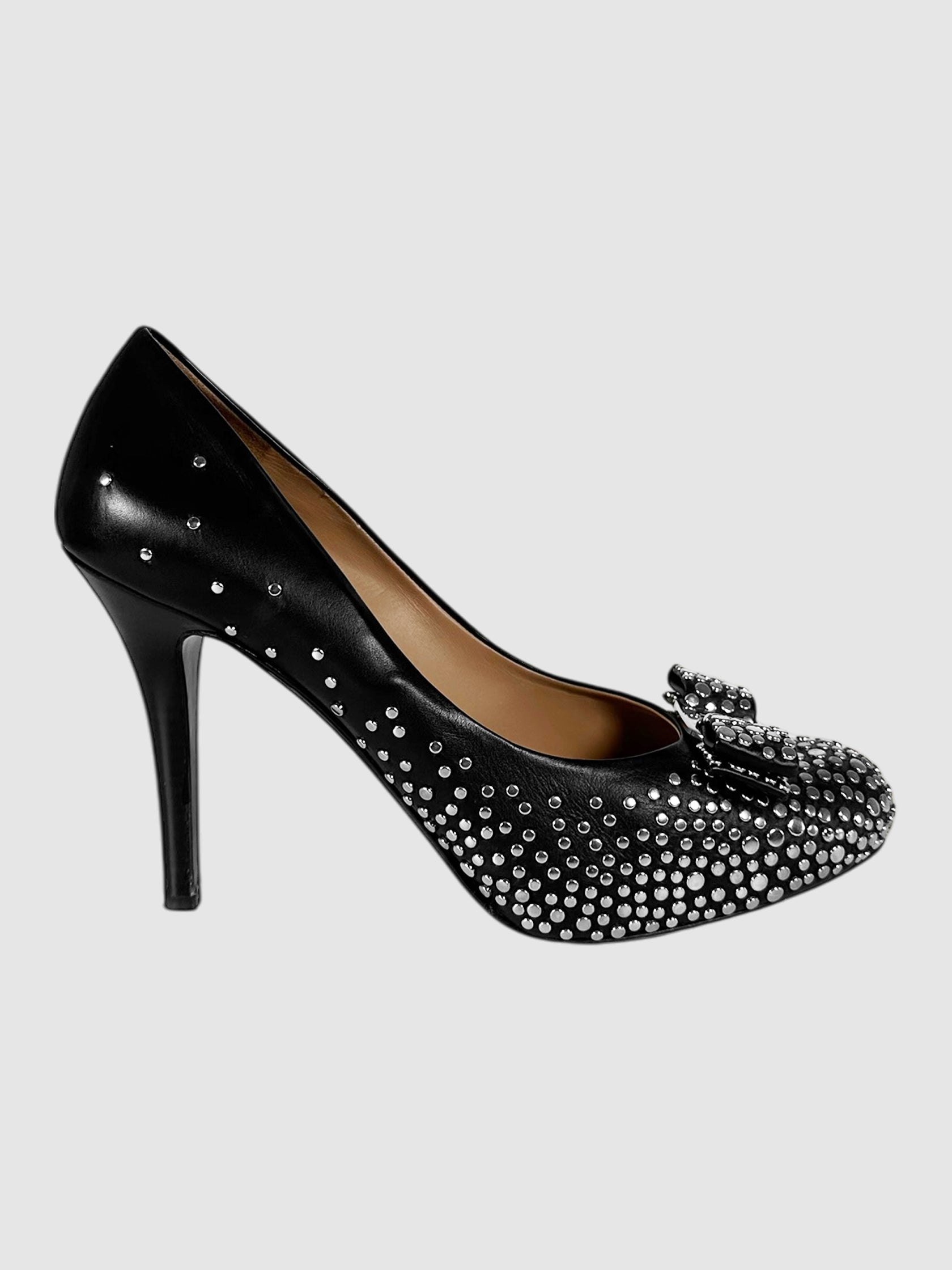 Studded Sina Louvre Vara Bow Pumps - Size 8.5
