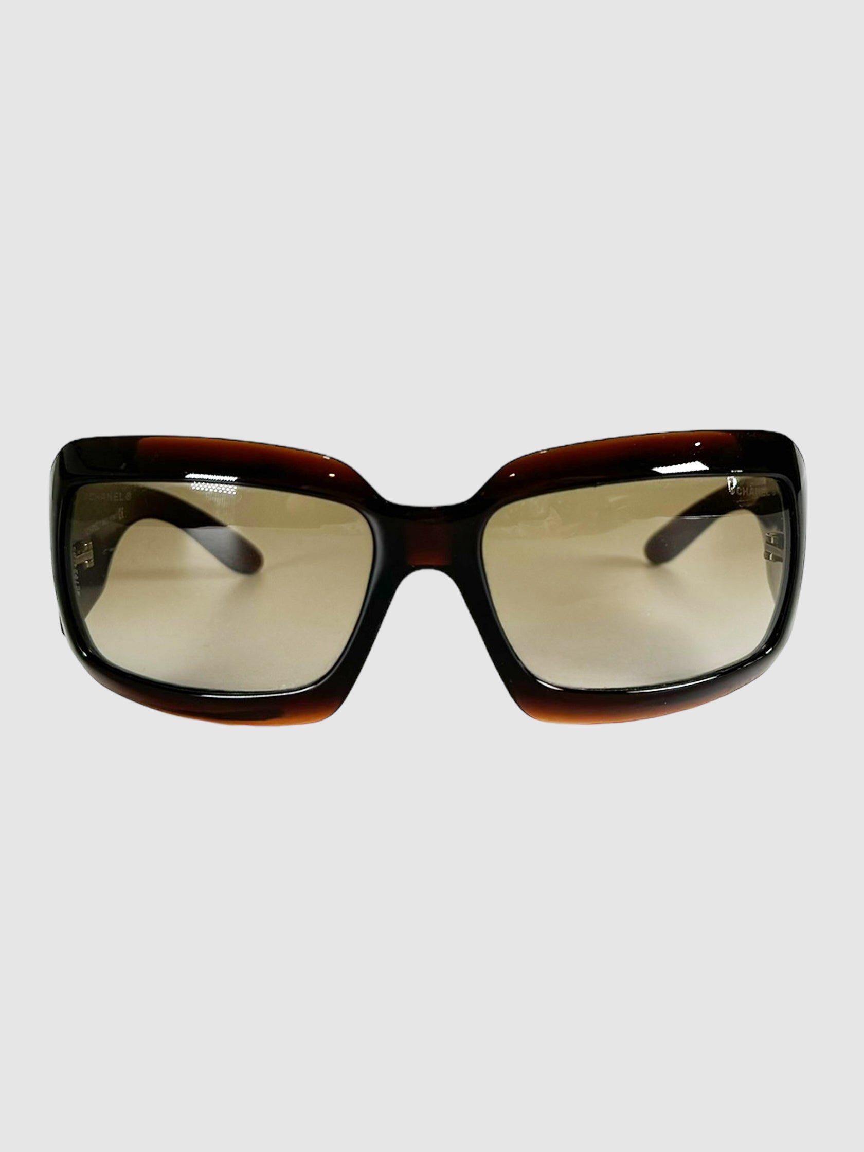 Chanel CC Mother of Pearl Brown Rectangular Shield Sunglasses.
Style No.: 5076-H C.538/13
Luxury Consignment Designer Resale Toronto Secondhand