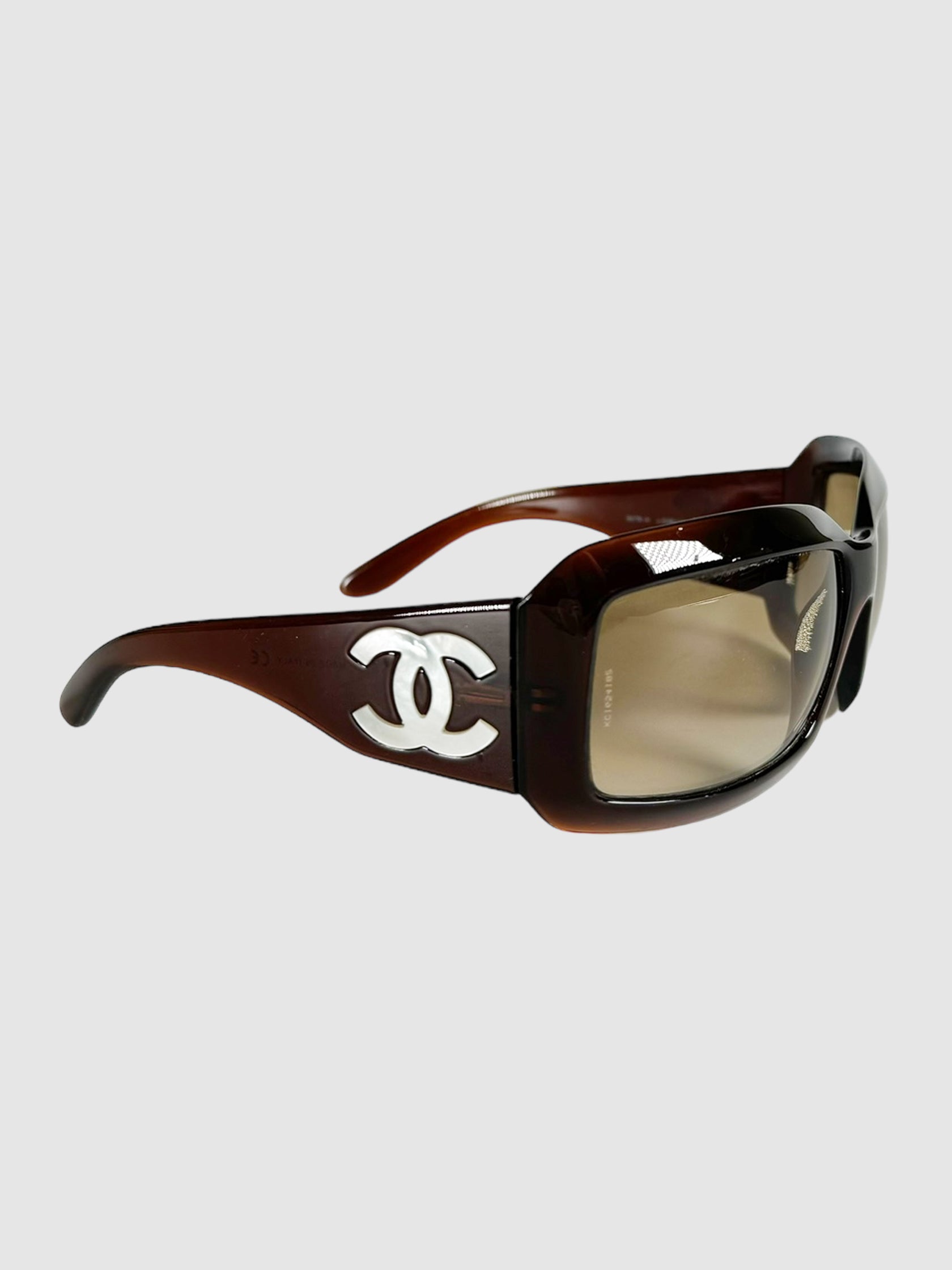 Chanel CC Mother of Pearl Brown Rectangular Shield Sunglasses.
Style No.: 5076-H C.538/13
Luxury Consignment Designer Resale Toronto Secondhand