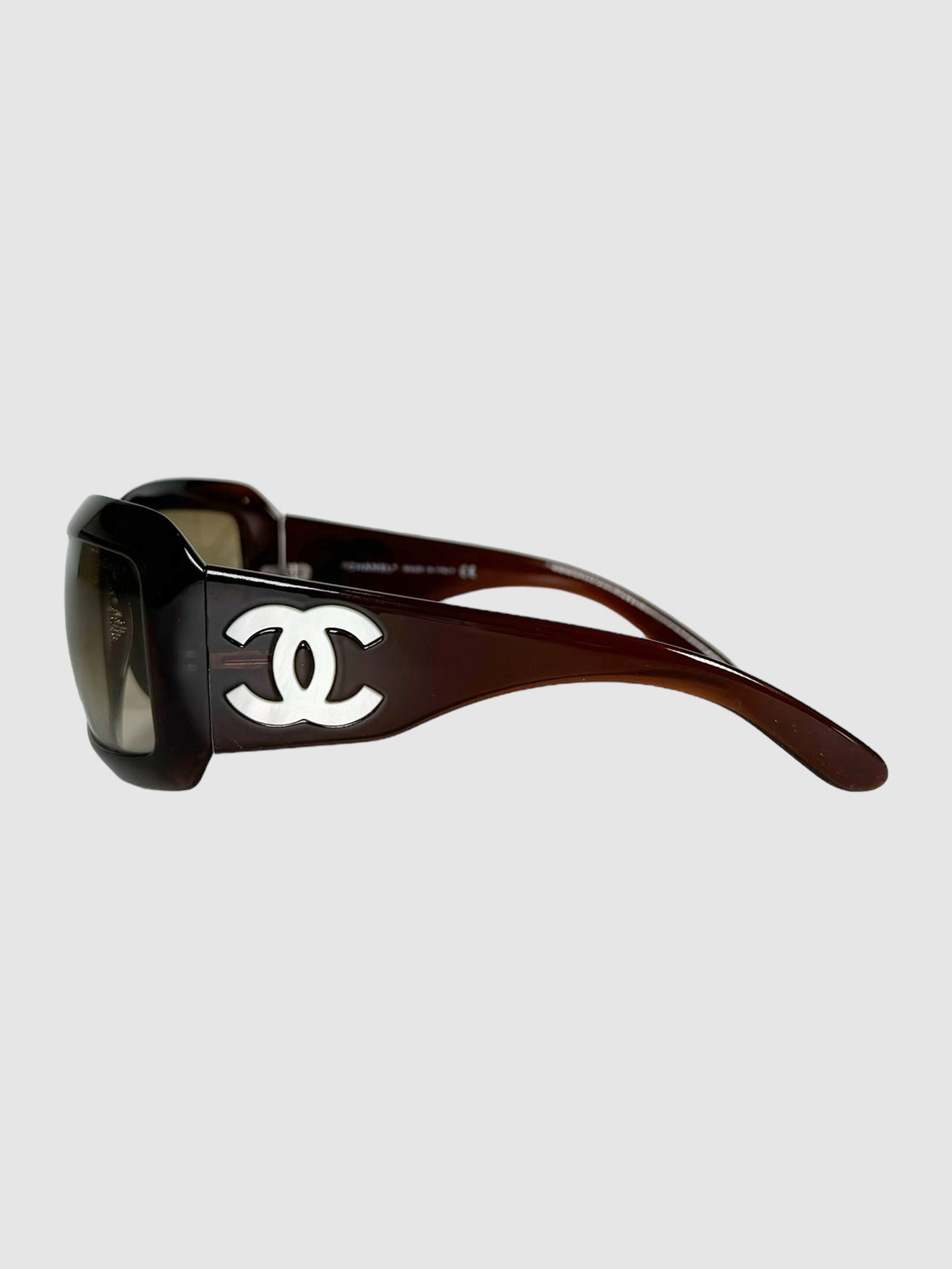 Chanel CC Mother of Pearl Brown Rectangular Shield Sunglasses.
Style No.: 5076-H C.538/13
Luxury Consignment Designer Resale Toronto Secondhand