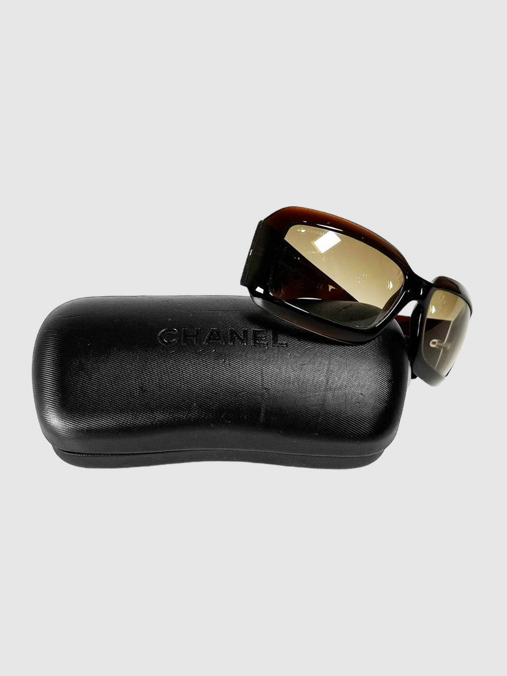 Chanel CC Mother of Pearl Brown Rectangular Shield Sunglasses.
Style No.: 5076-H C.538/13
Luxury Consignment Designer Resale Toronto Secondhand