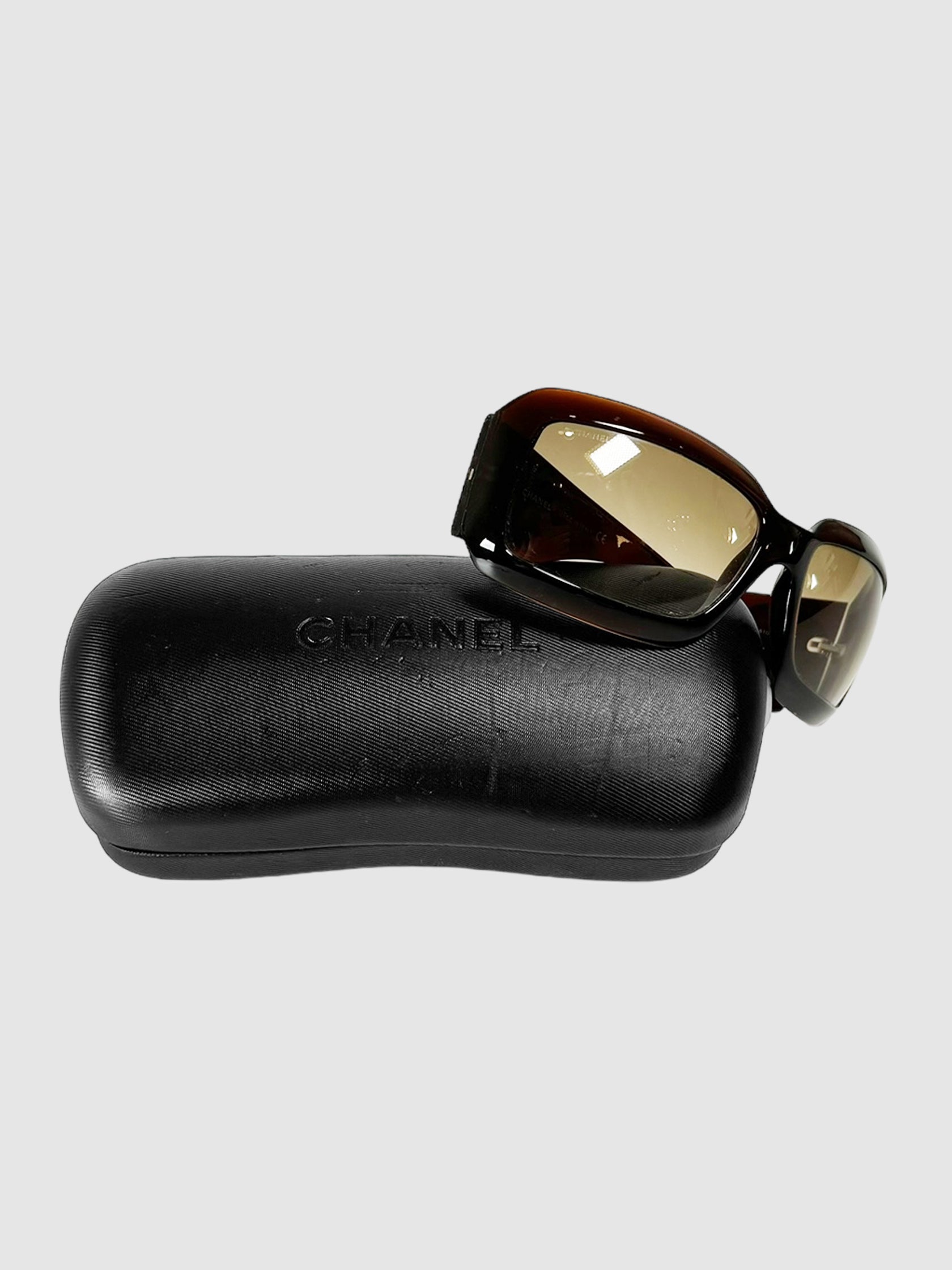 Chanel CC Mother of Pearl Brown Rectangular Shield Sunglasses.
Style No.: 5076-H C.538/13
Luxury Consignment Designer Resale Toronto Secondhand