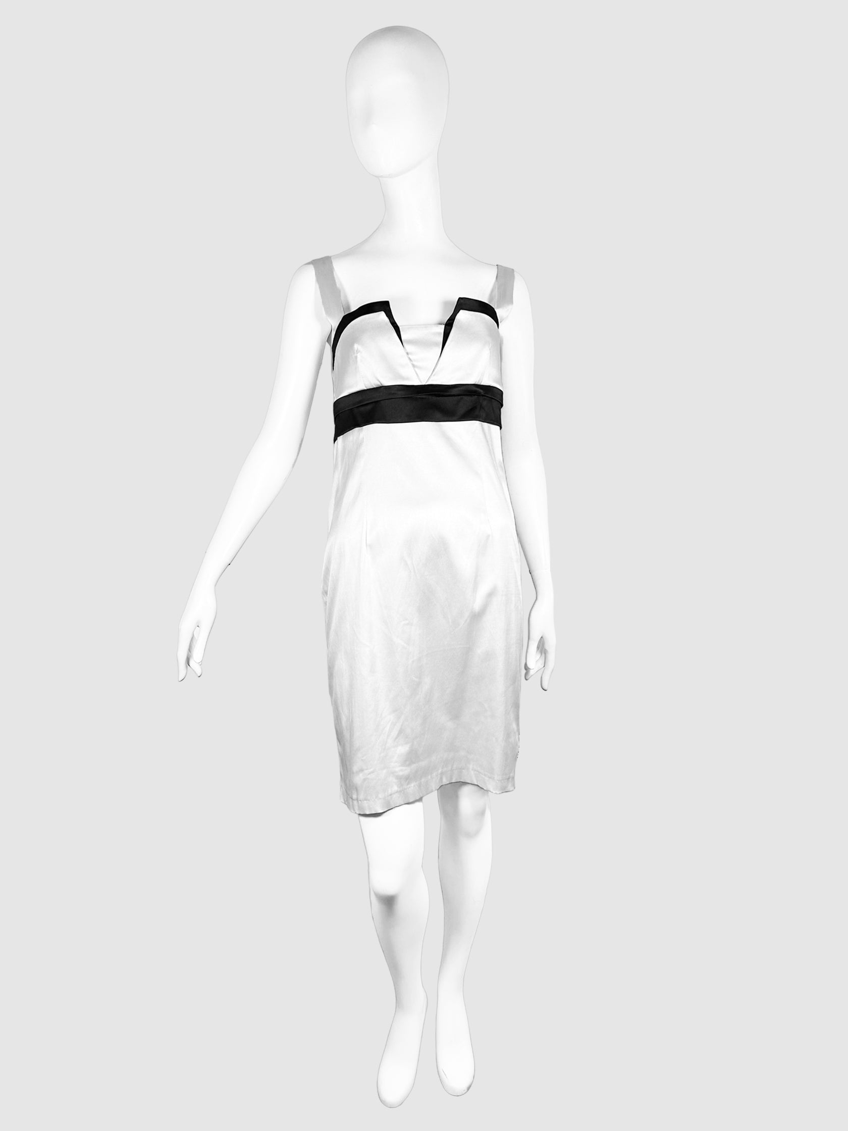 Valentino White and Black Sleeveless Mini Dress Size 40 Consignment Secondhand Designer Luxury Resale Toronto Trendy 