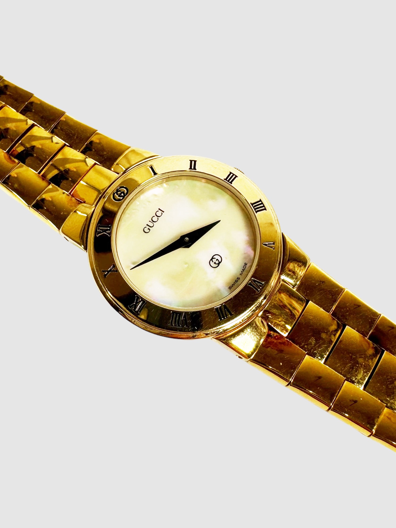 Gucci mother of pearl watch gold sale